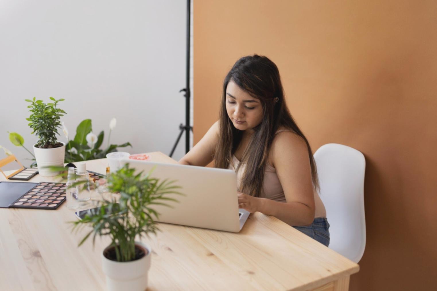 Personne consultant des graphiques financiers sur tablette